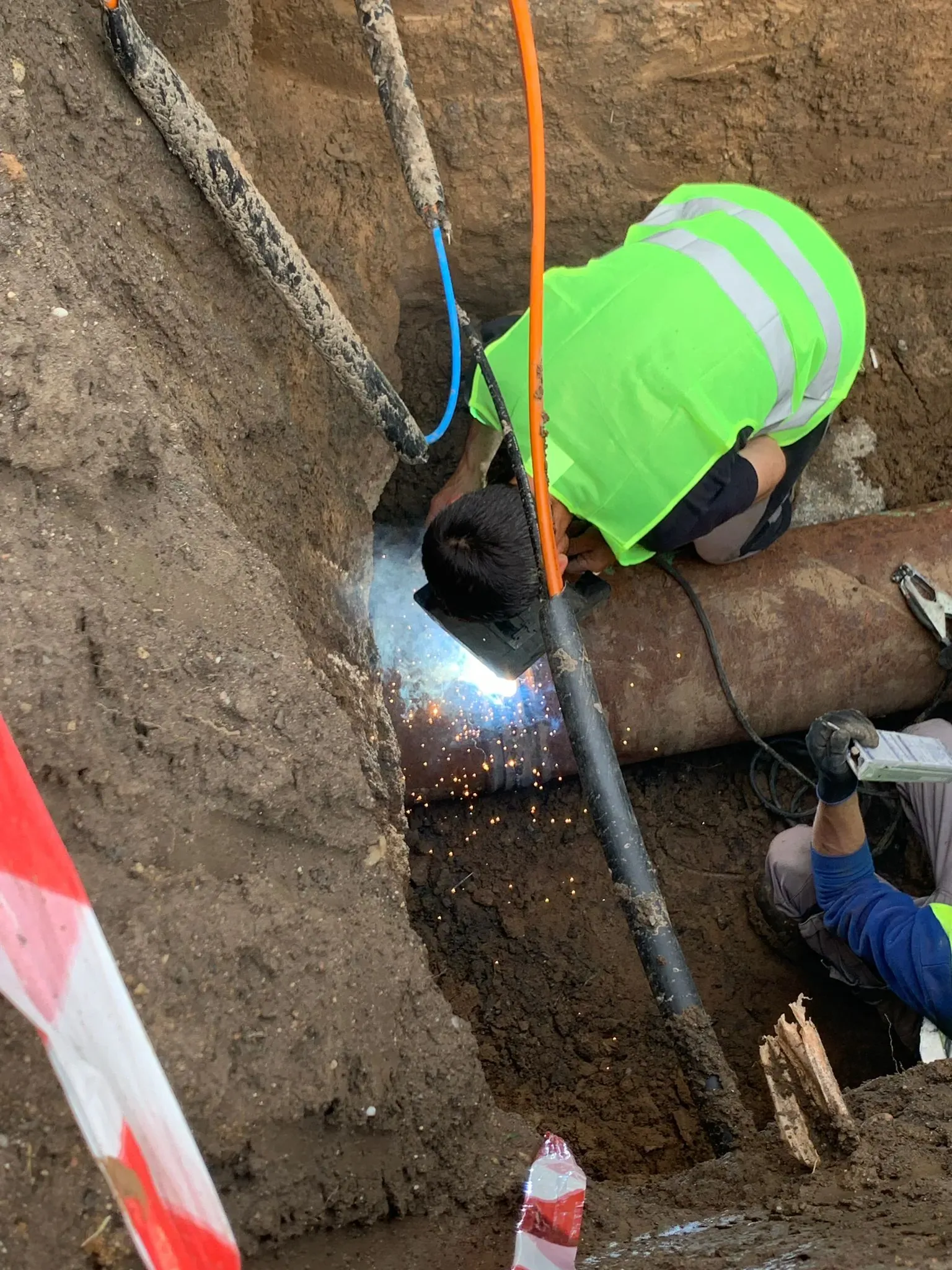 Sudură pe conducta metalică principală, executată în tranșee