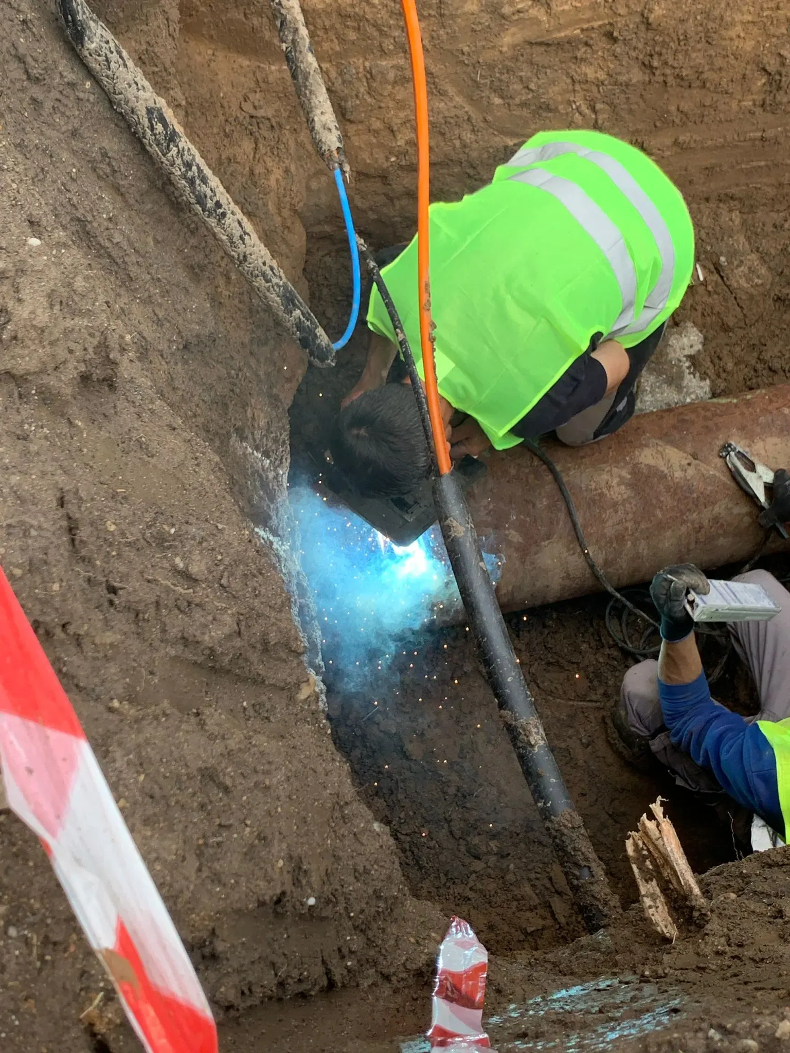 Sudură pe conducta metalică, cu jalon de semnalizare montat alături