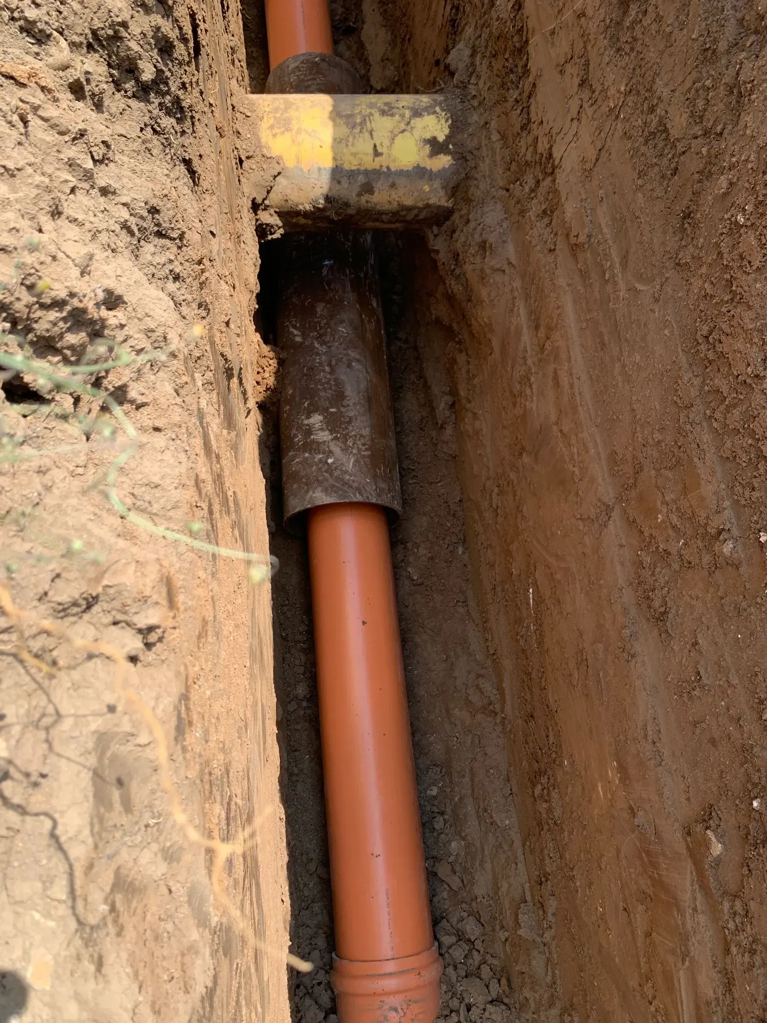 Conductă PVC în tub de protecție, trecând pe sub o grindă de sprijin